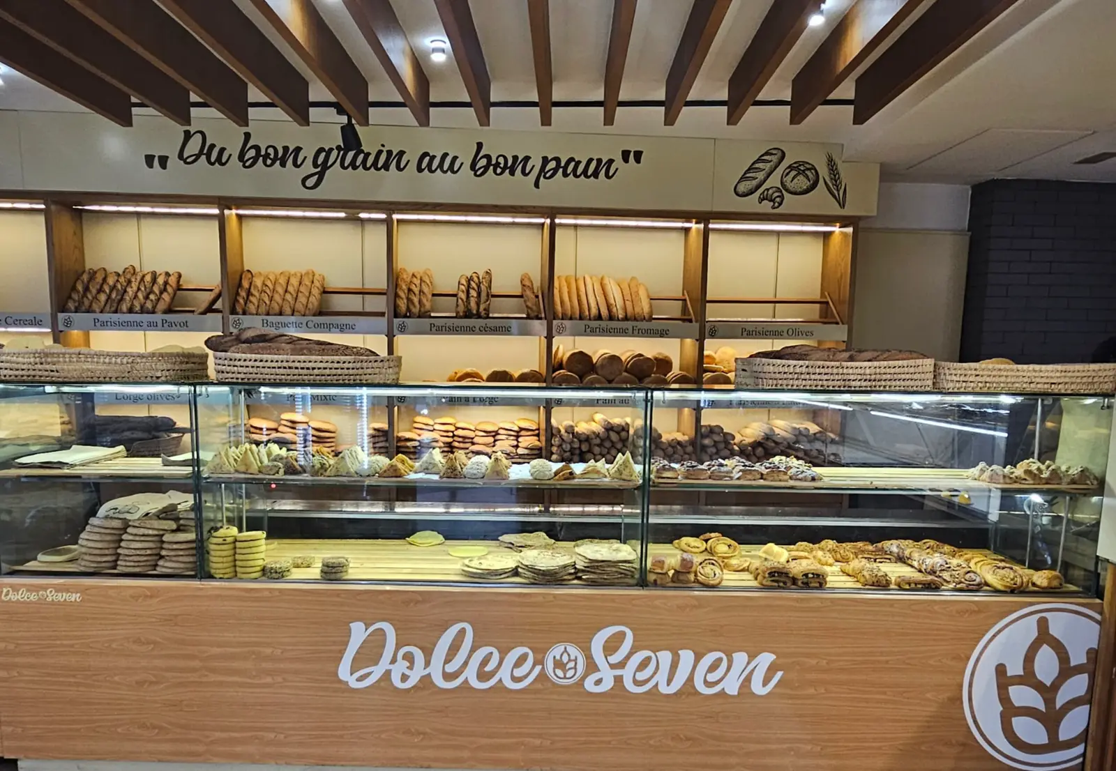 Le comptoir boulangerie de Dolce Seven à Tétouan, pains, baguettes et viennoiseries