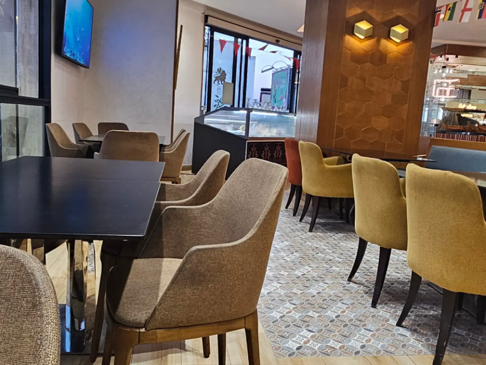 La salle du restaurant Dolce Seven avec ses fauteuils et son bois clair