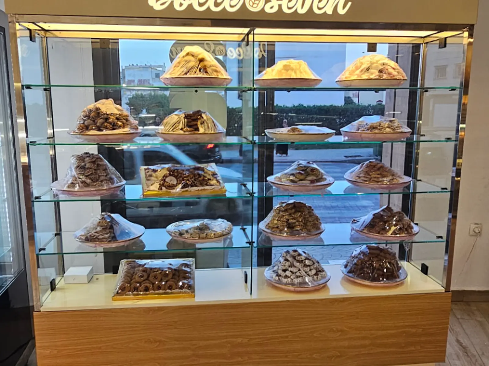 Vitrine de pâtisseries marocaines de Dolce Seven, cornes de gazelle et gâteaux au miel