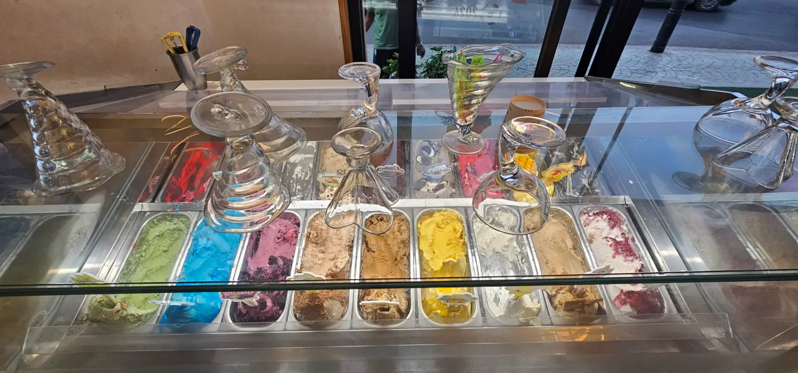 Vitrine de glaces artisanales de Dolce Seven, bacs de parfums colorés